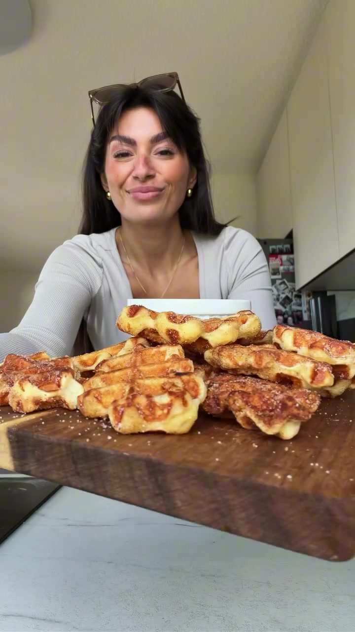 Domi in ihrer Küche mit selbstgemachten Waffeln