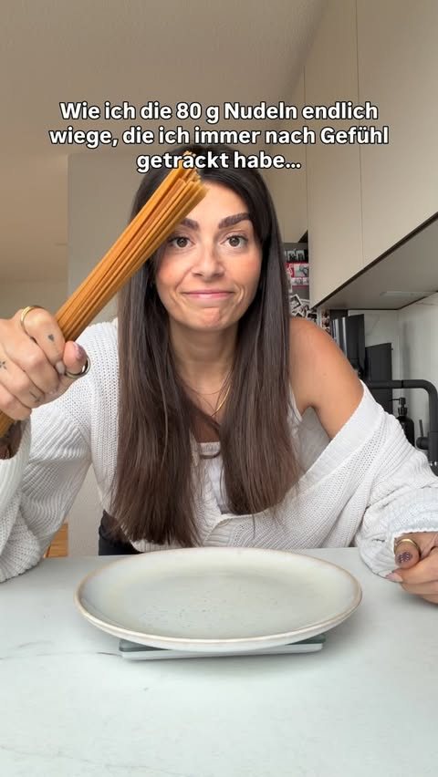 Instagram-Reel von Domi: 80 Gramm Nudeln abwiegen